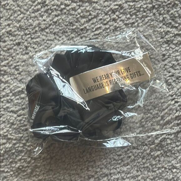 IL Makiage Black Luxe Satin Scrunchie! - Picture 2 of 4